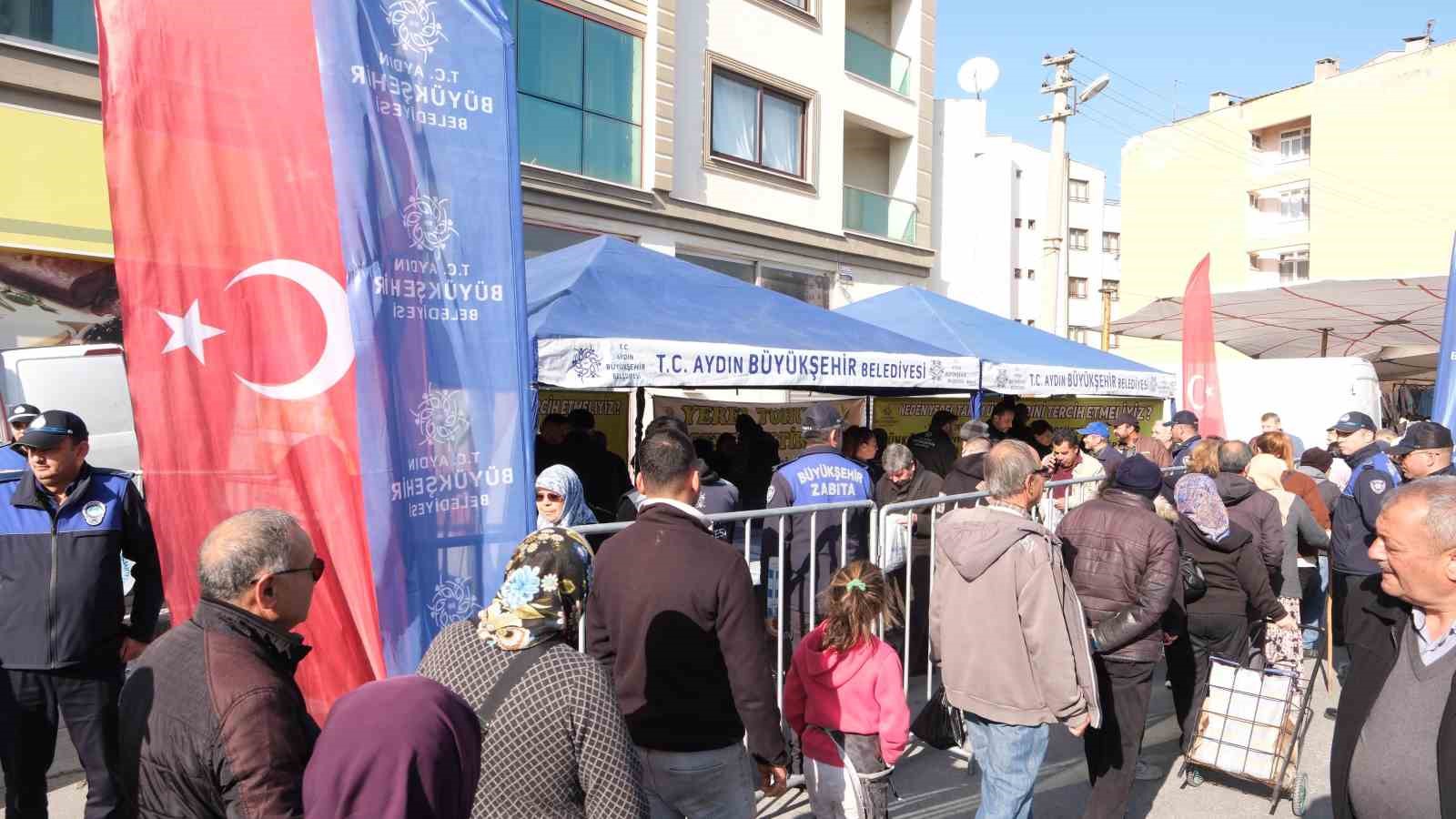 Aydın Büyükşehir Belediyesi’nin ürettiği fideler Sökeli vatandaşlara dağıtıldı
