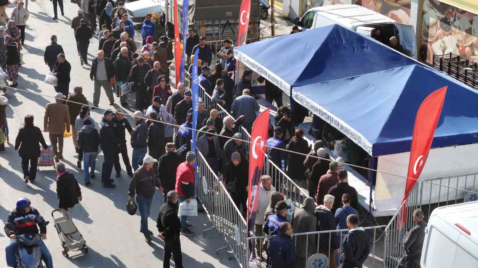 Aydın Büyükşehir Belediyesi’nin ürettiği fideler Sökeli vatandaşlara dağıtıldı
