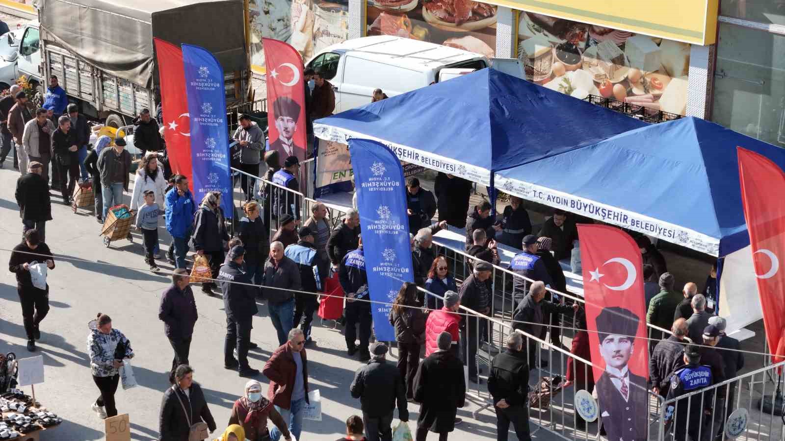 Aydın Büyükşehir Belediyesi’nin ürettiği fideler Sökeli vatandaşlara dağıtıldı
