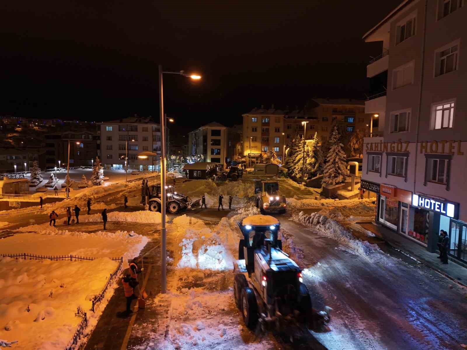 Akdağmadeni’nde yoğun kar mesaisi devam ediyor
