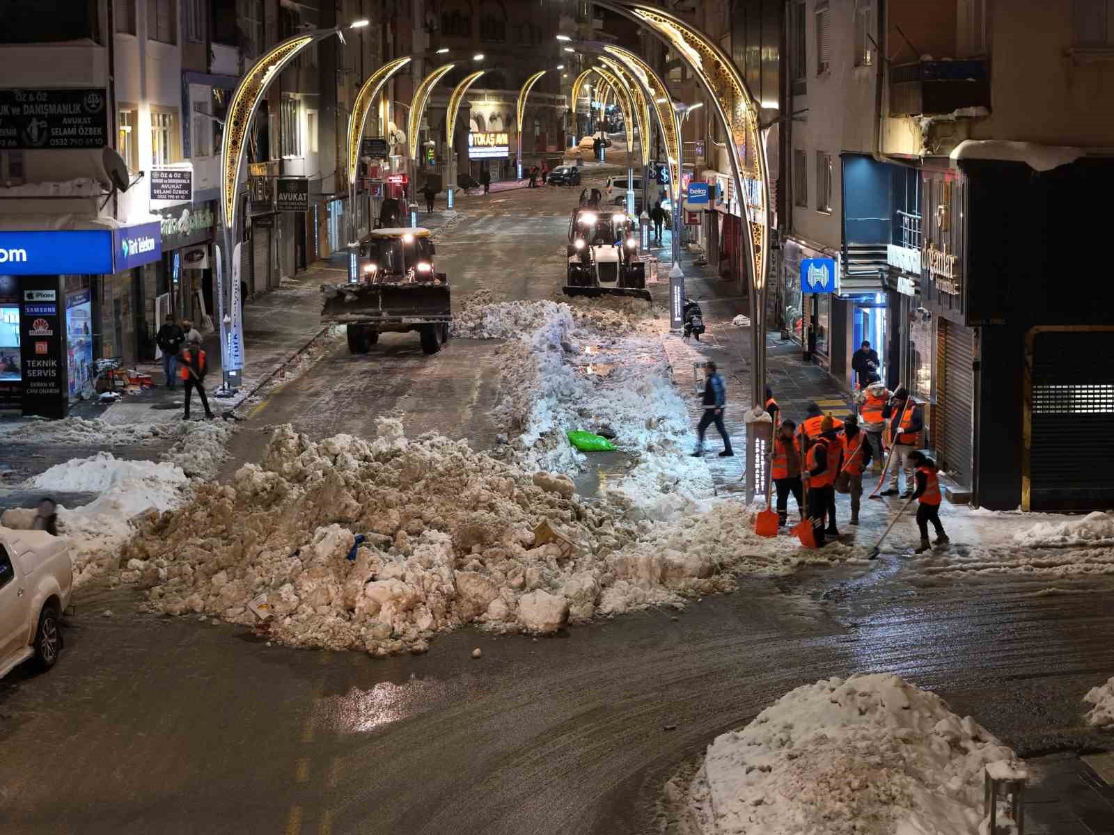 Akdağmadeni’nde yoğun kar mesaisi devam ediyor
