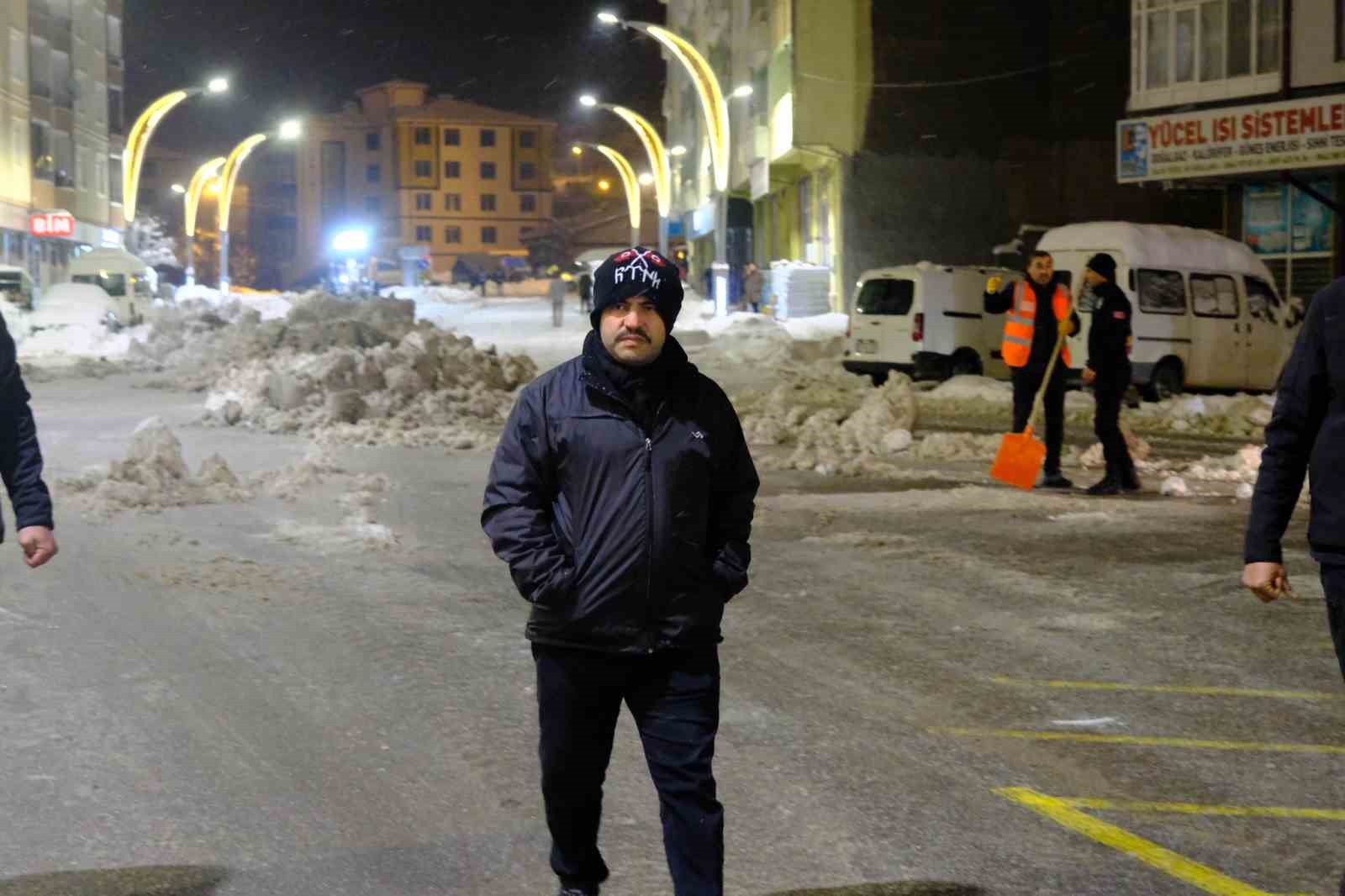 Akdağmadeni’nde yoğun kar mesaisi devam ediyor
