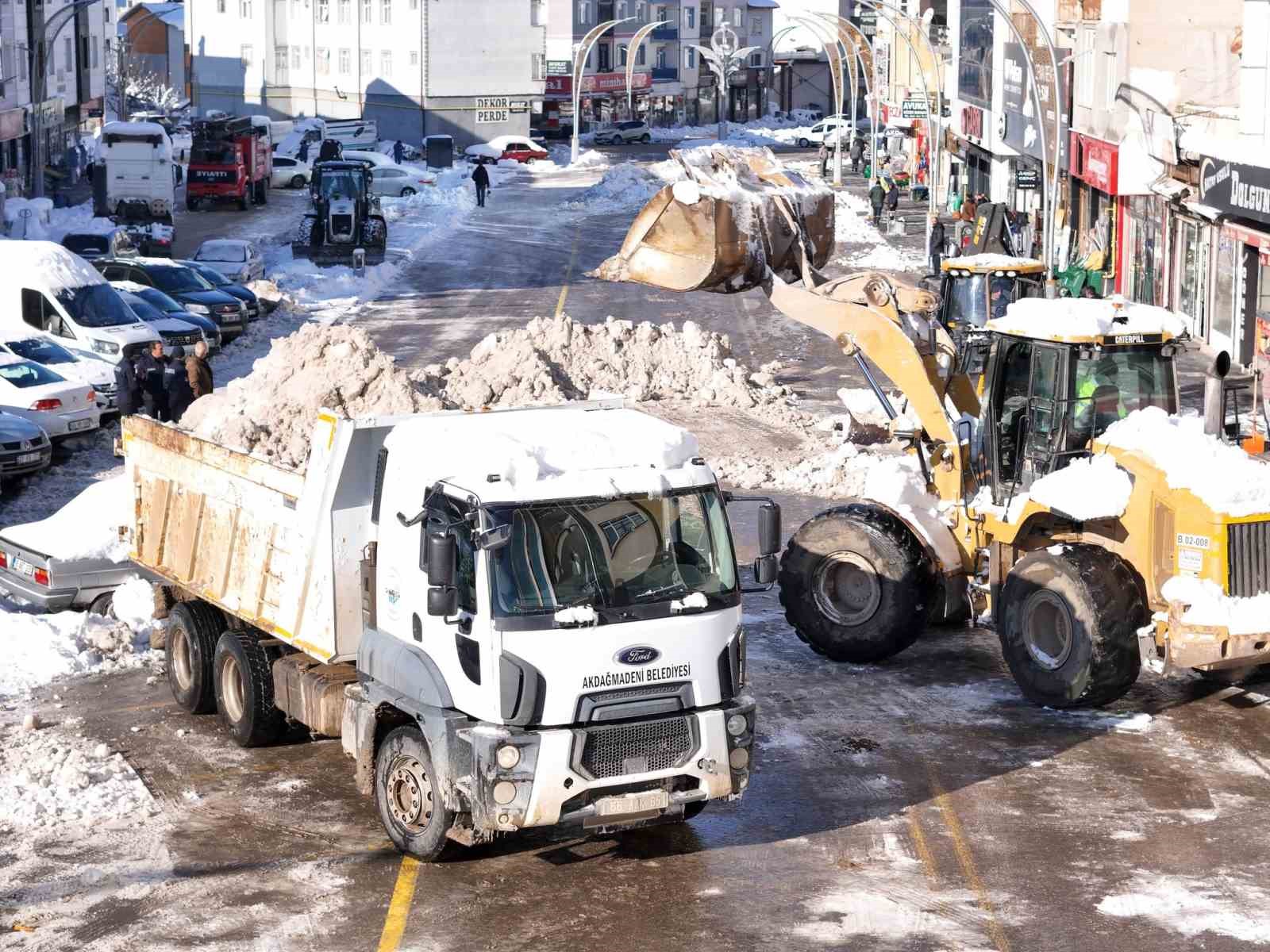 Akdağmadeni’nde yoğun kar mesaisi devam ediyor
