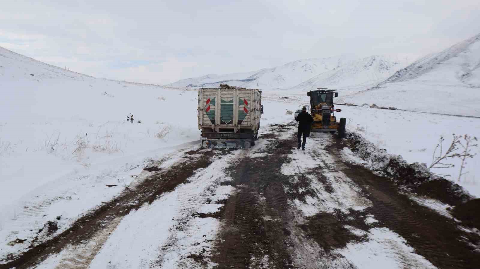 Iğdır’da kar yağışı sonrası mahsur kalan köylüler hayvanlarıyla kurtarıldı
