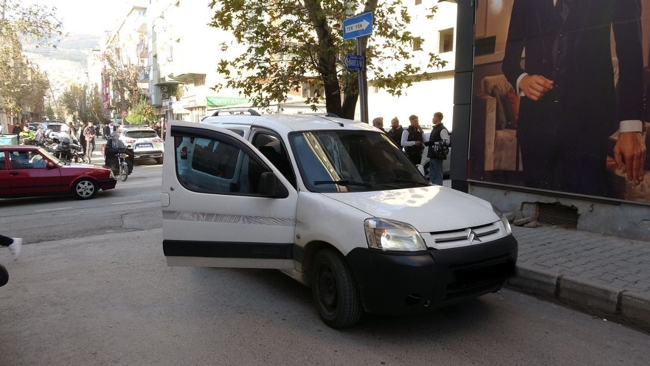 ’Dur’ ihtarına uymayıp kaçan sürücünün aracından uyuşturucu çıktı
