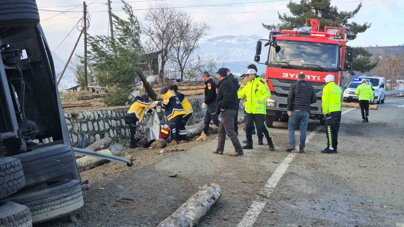 Tomruk yüklü kamyon devrildi: 2 ölü
