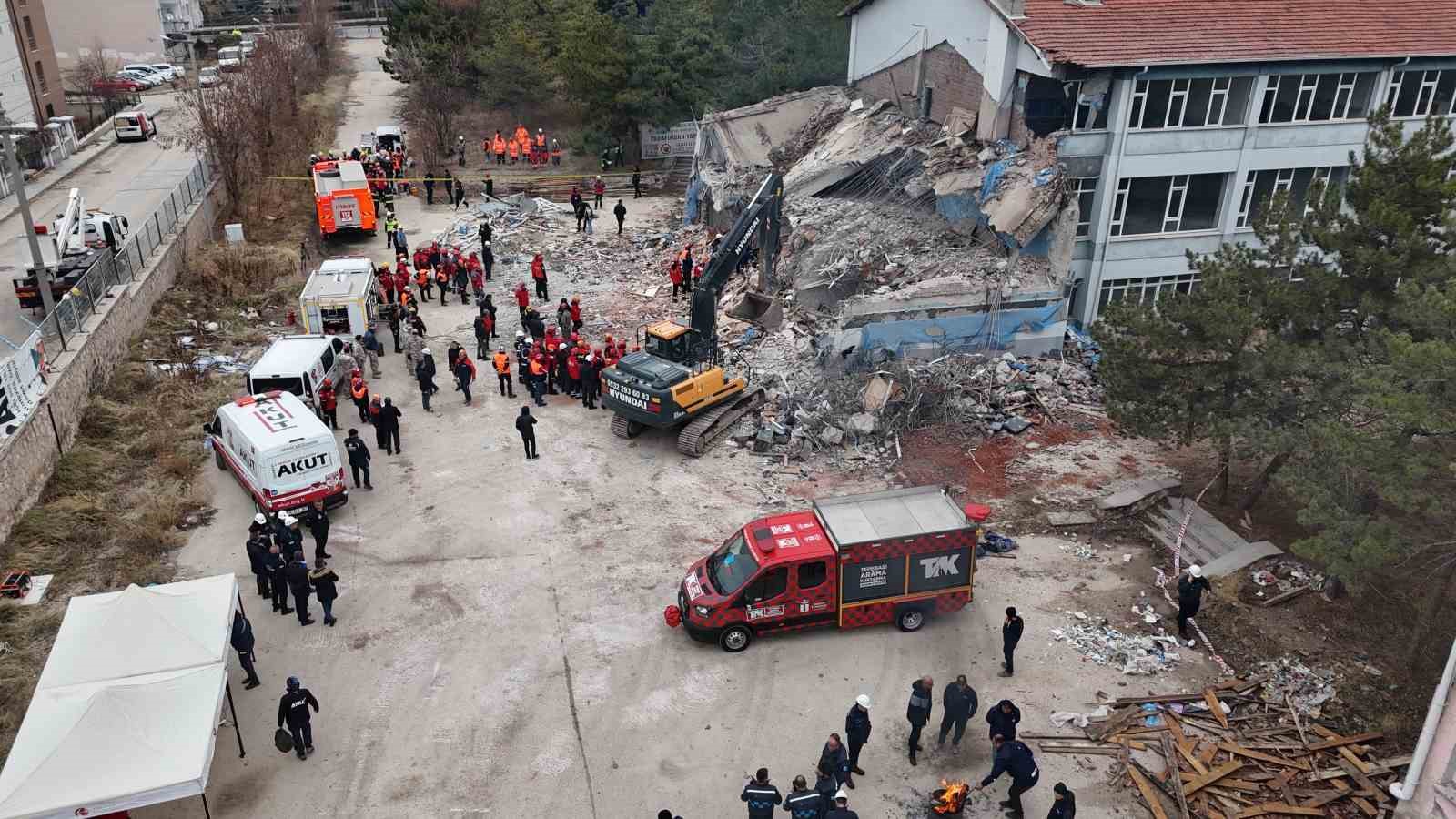 Eskişehir’de 6,5 büyüklüğünde deprem için gerçeği aratmayan tatbikat
