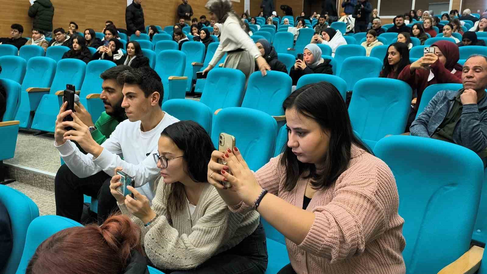 Fenomen muhtar hayatını anlattı, öğrenciler kayda aldı
