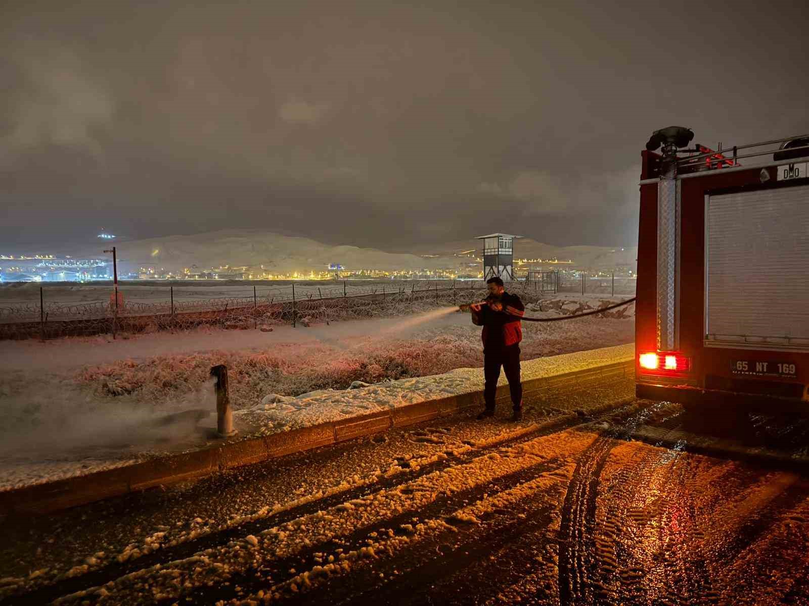 Van’da aydınlatma direği yandı
