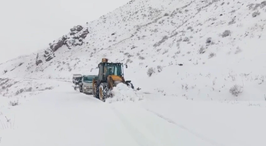 Siirt’te mahsur kalan yolcu minibüsü ve akaryakıt tankeri kurtarıldı
