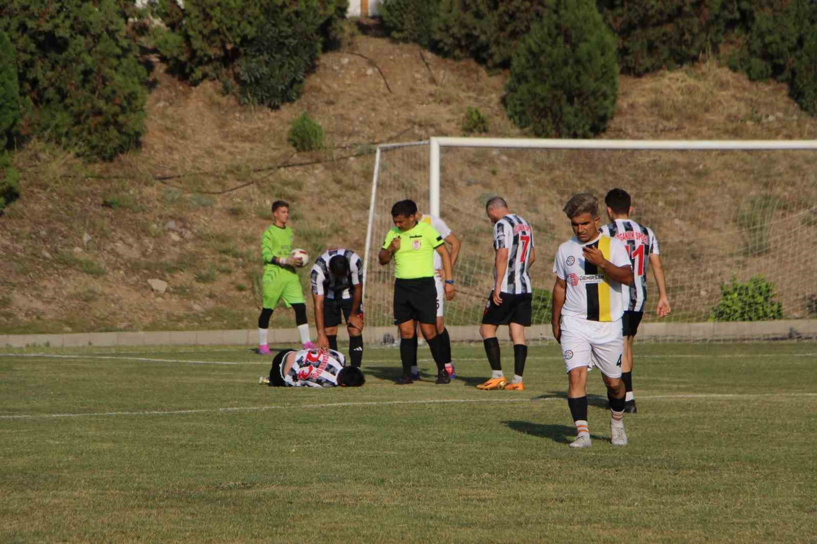 Tekmelerin ve yumrukların havada uçuştuğu maçta 4 futbolcu yaralandı
