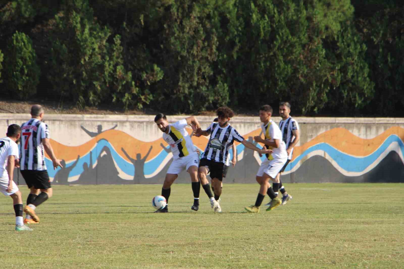 Tekmelerin ve yumrukların havada uçuştuğu maçta 4 futbolcu yaralandı
