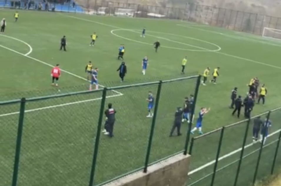 (DÜZELTME) Amatör maçta saha karıştı, futbolcular taşlı saldırıda yaralandı
