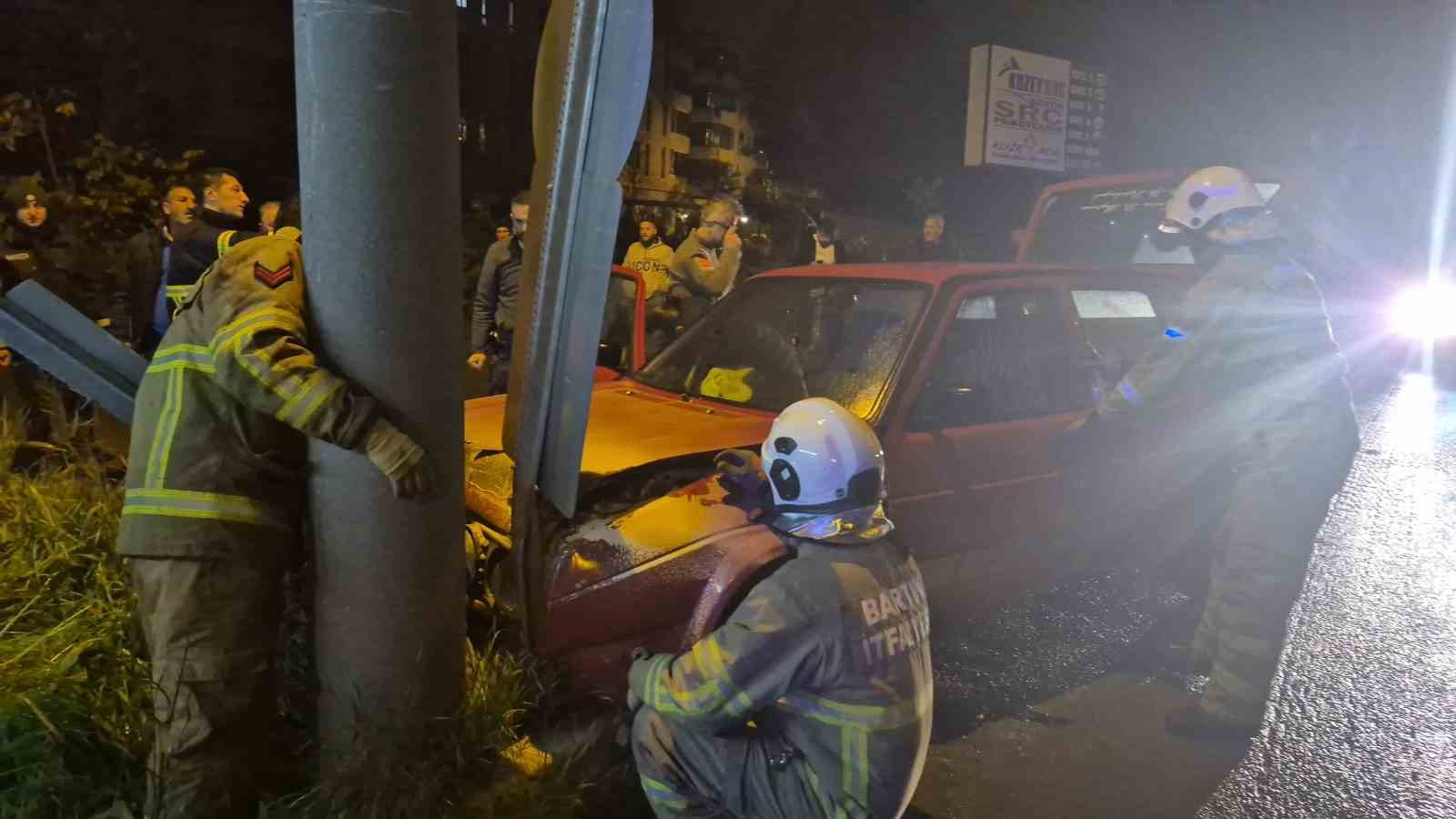 Gazetecilerin dikkati faciayı önledi: Kaza yapan araçtan çıkan dumanlar paniğe neden oldu
