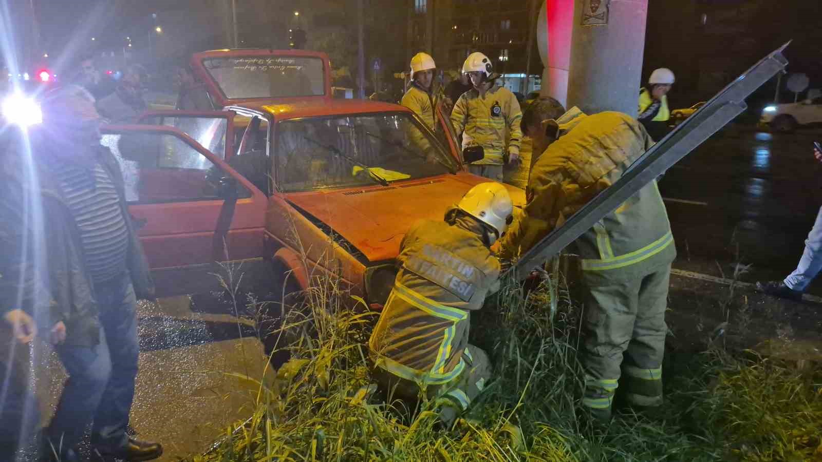 Gazetecilerin dikkati faciayı önledi: Kaza yapan araçtan çıkan dumanlar paniğe neden oldu
