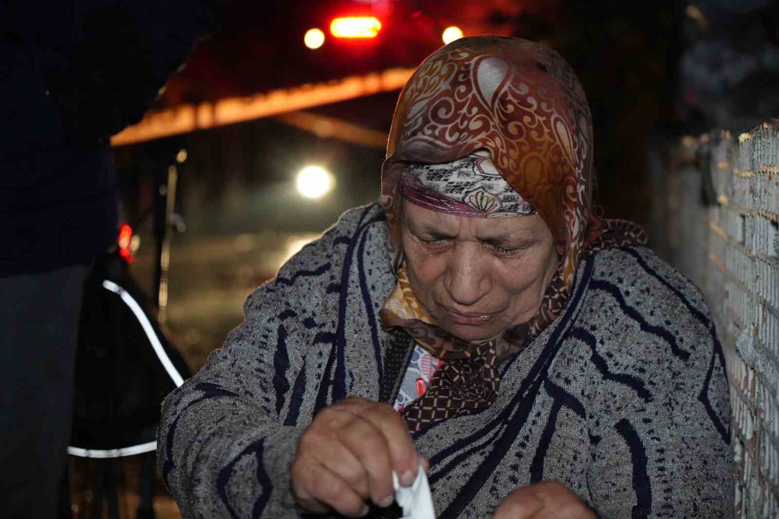 Yangına uykuda yakalandı... 83 yaşındaki kadın yanan evinden son anda kurtarıldı
