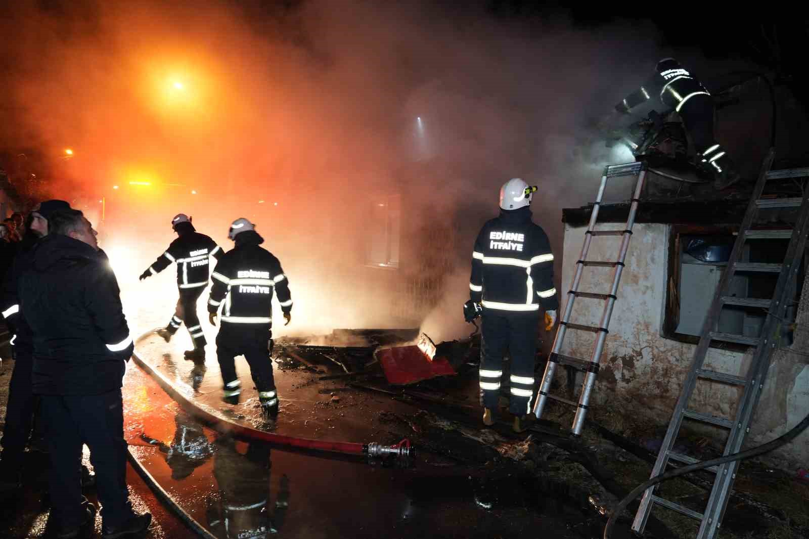 Yangına uykuda yakalandı... 83 yaşındaki kadın yanan evinden son anda kurtarıldı
