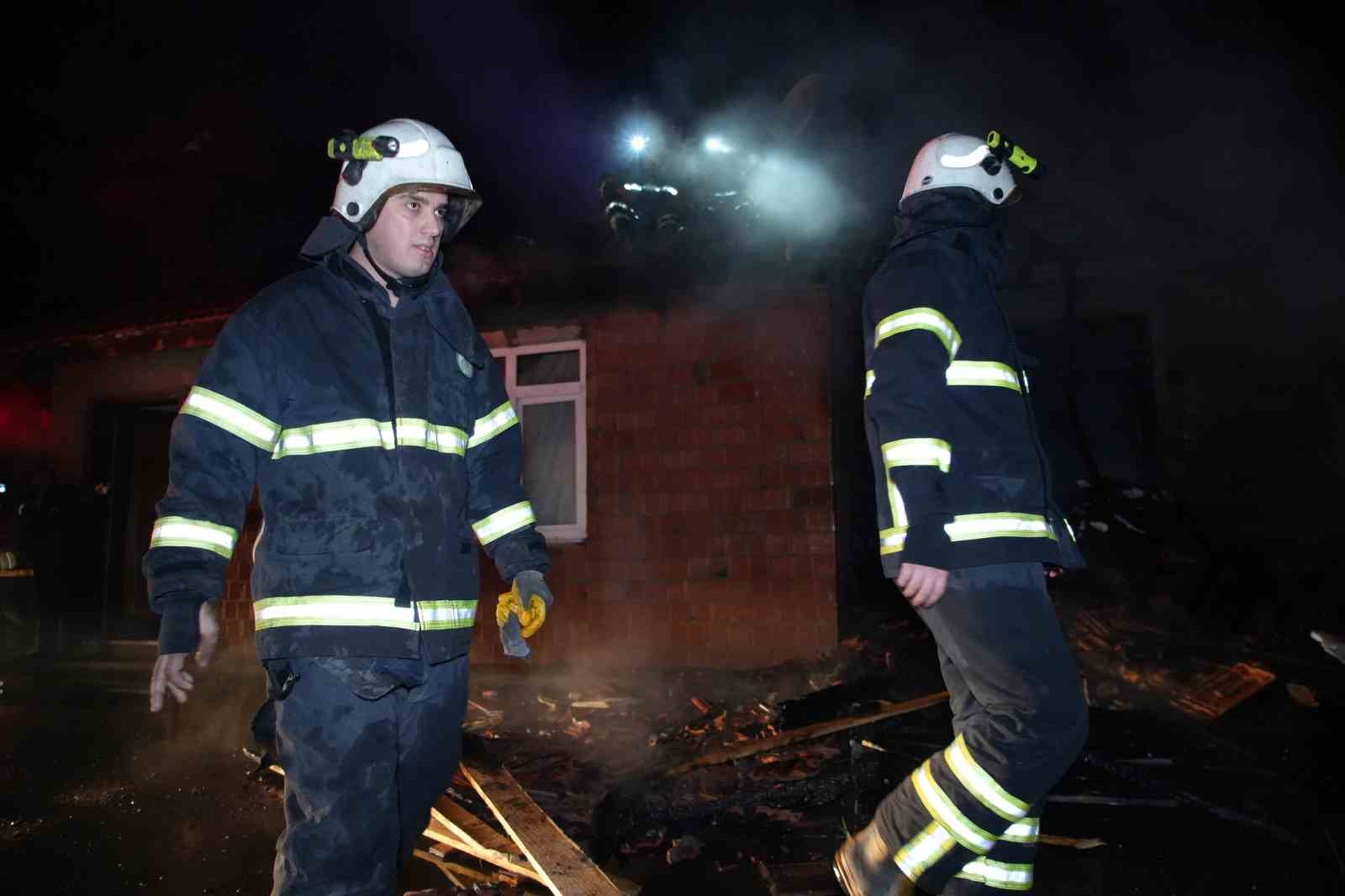 Yangına uykuda yakalandı... 83 yaşındaki kadın yanan evinden son anda kurtarıldı
