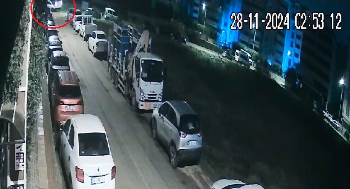 Otomobil ile çarpışan servis minibüsünün yan yattığı kaza kamerada: 8 yaralı
