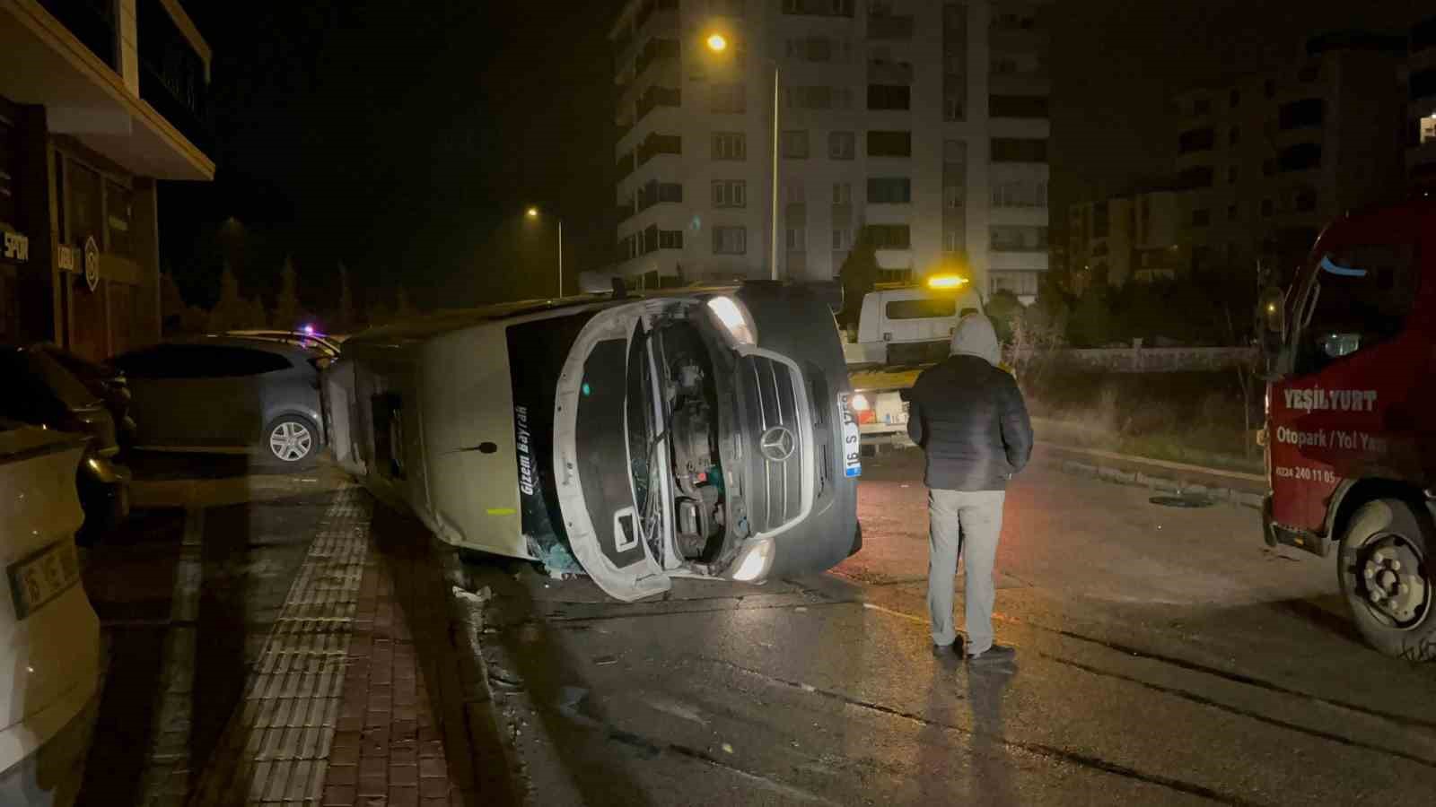 Otomobil ile çarpışan servis minibüsünün yan yattığı kaza kamerada: 8 yaralı
