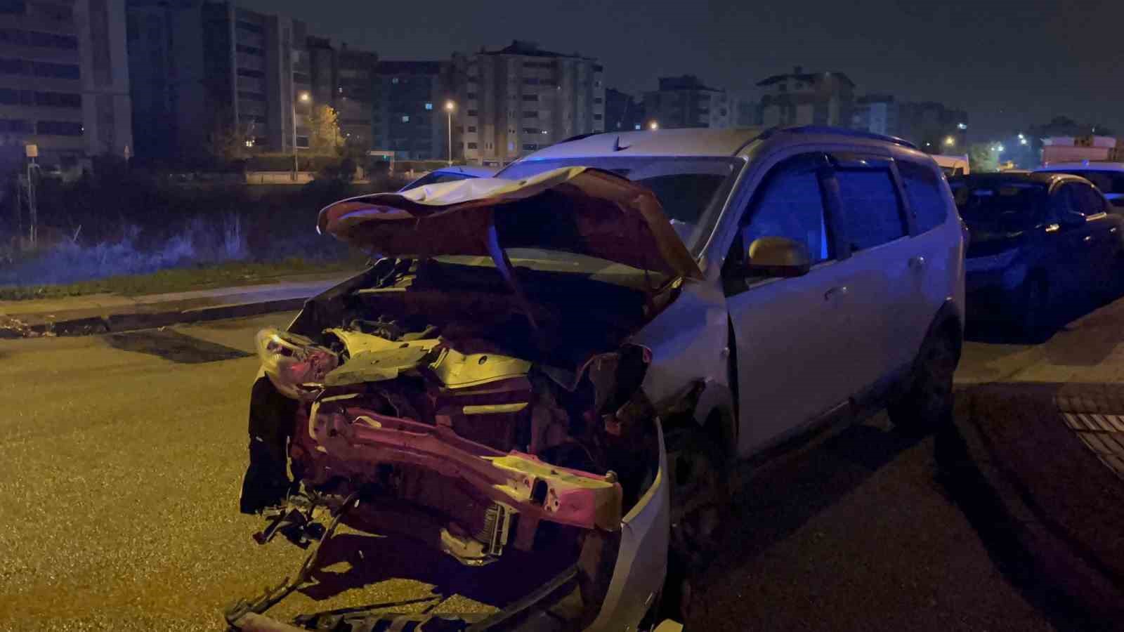 Otomobil ile çarpışan servis minibüsünün yan yattığı kaza kamerada: 8 yaralı
