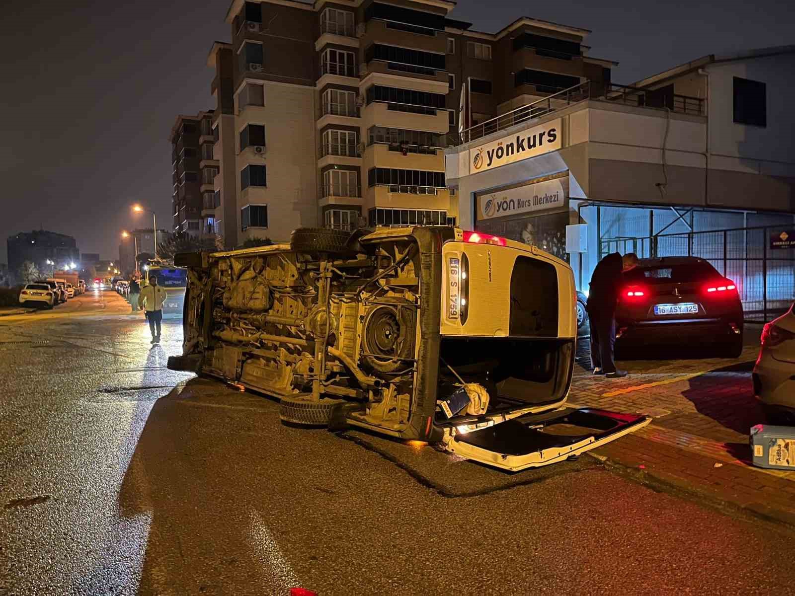 Otomobil ile çarpışan servis minibüsünün yan yattığı kaza kamerada: 8 yaralı
