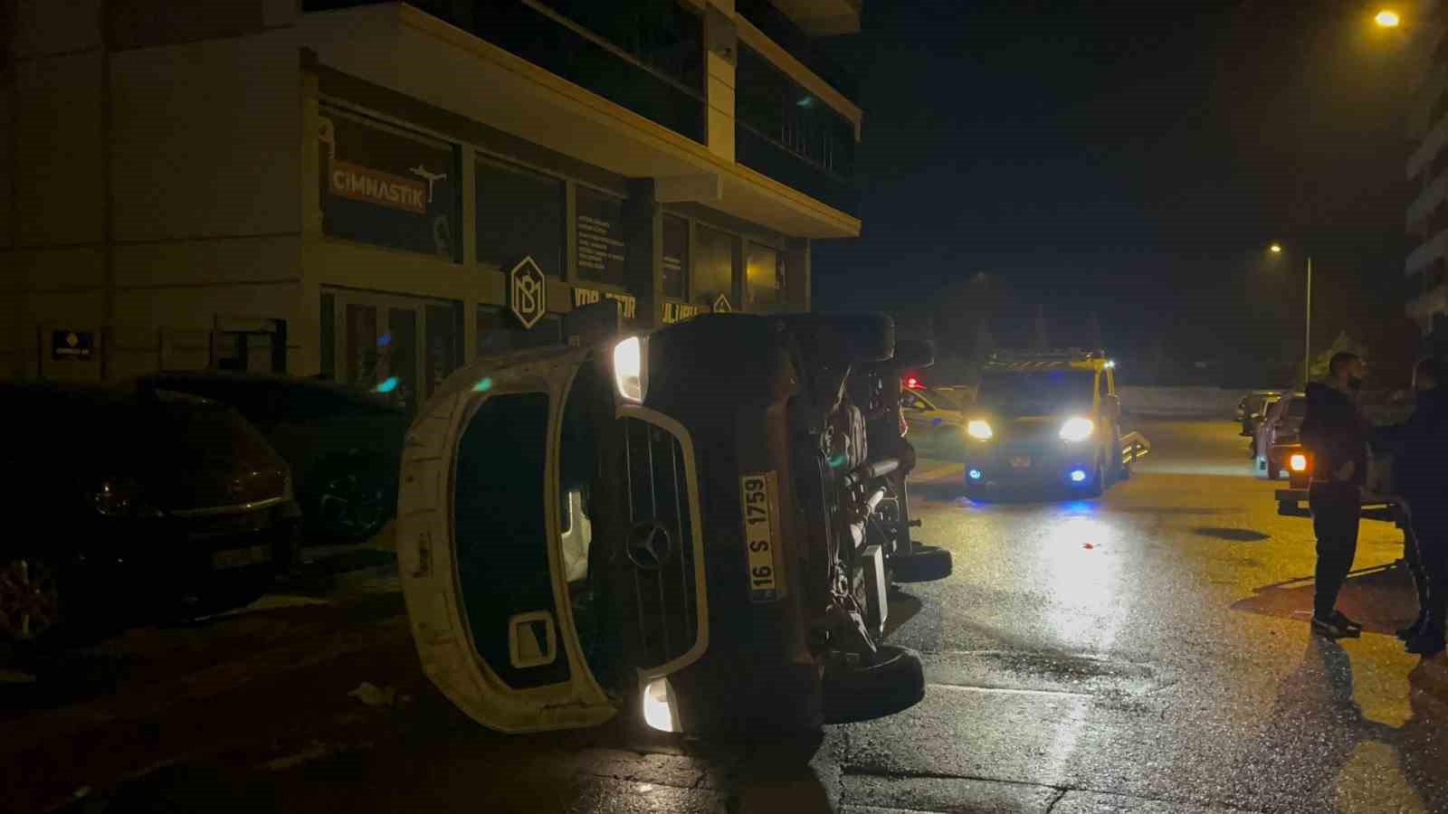 Otomobil ile çarpışan servis minibüsünün yan yattığı kaza kamerada: 8 yaralı
