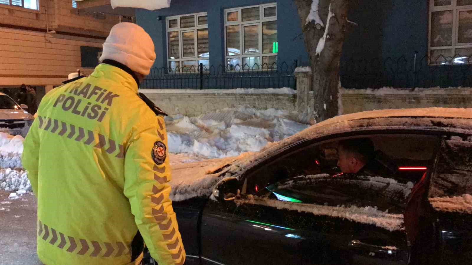 Bayburt’ta kara saplanan Mercedes marka otomobilin yardımına esnaf ve vatandaşlar yetişti
