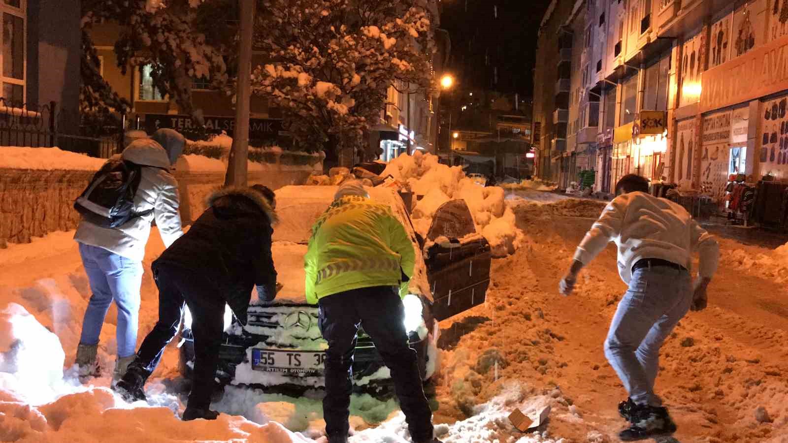 Bayburt’ta kara saplanan Mercedes marka otomobilin yardımına esnaf ve vatandaşlar yetişti
