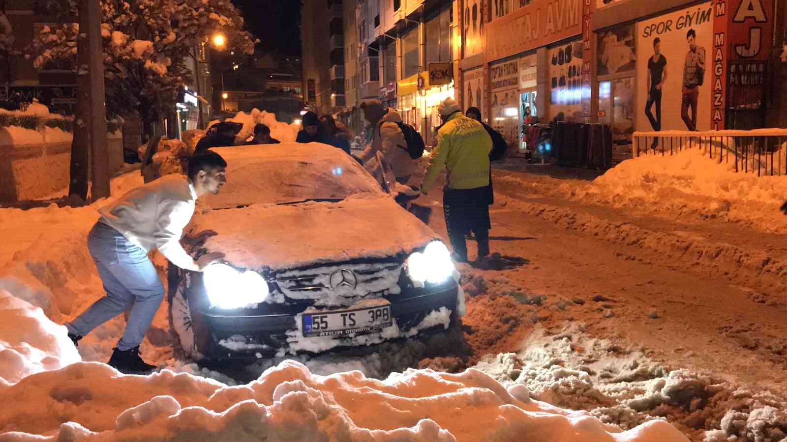 Bayburt’ta kara saplanan Mercedes marka otomobilin yardımına esnaf ve vatandaşlar yetişti
