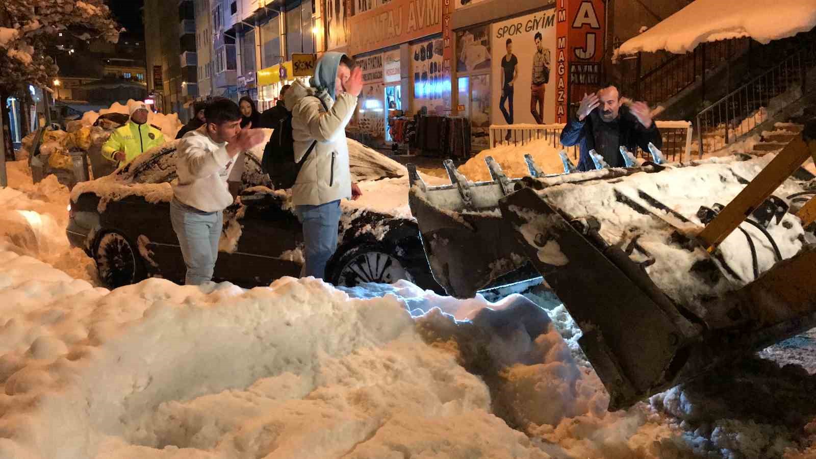 Bayburt’ta kara saplanan Mercedes marka otomobilin yardımına esnaf ve vatandaşlar yetişti
