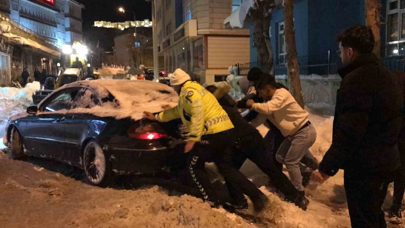 Bayburt’ta kara saplanan Mercedes marka otomobilin yardımına esnaf ve vatandaşlar yetişti
