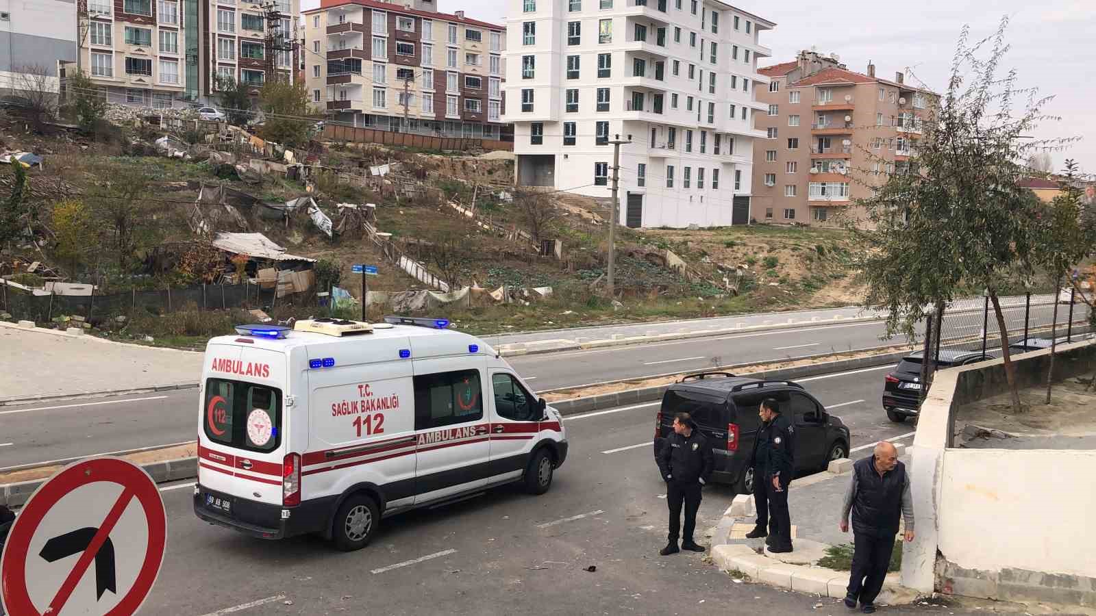 Bıçak çeken oğlunu silahla vurdu
