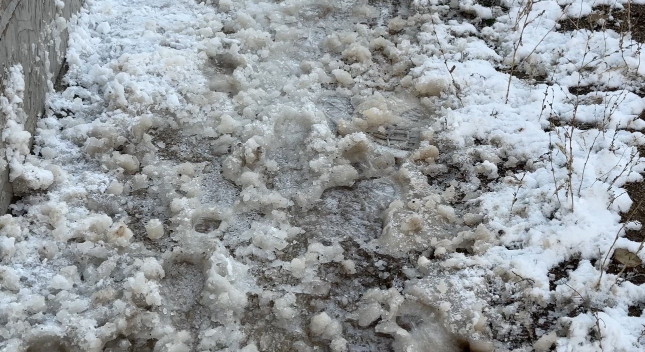 Yüksekova buz kesti: Araçlar dondu, buz sarkıtları yarım metreyi buldu
