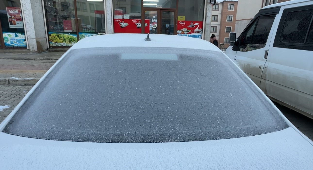 Yüksekova buz kesti: Araçlar dondu, buz sarkıtları yarım metreyi buldu
