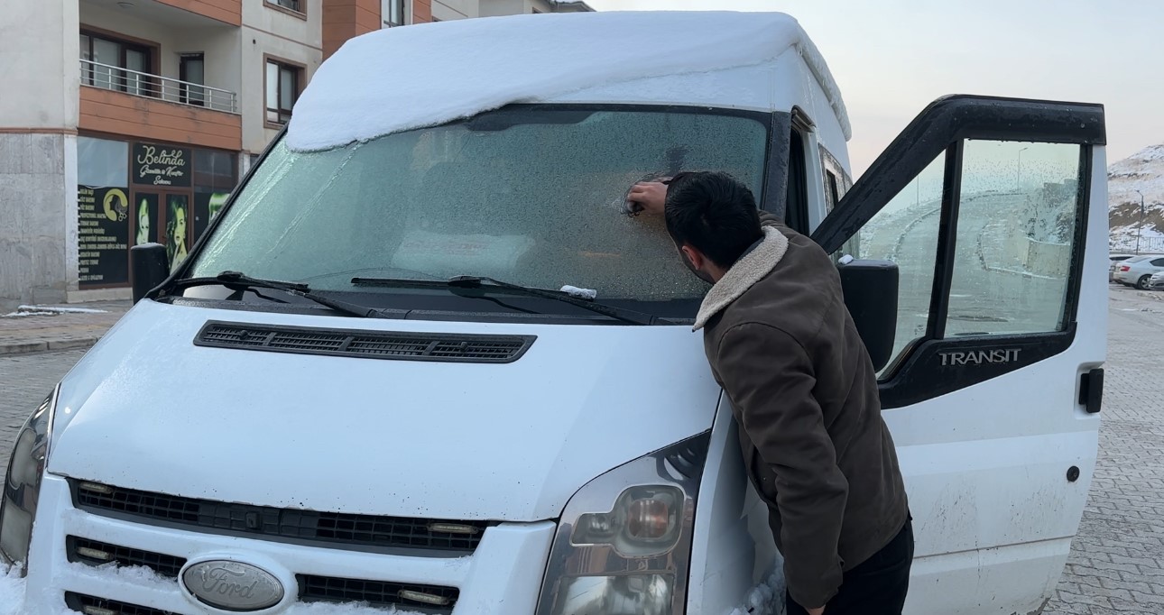 Yüksekova buz kesti: Araçlar dondu, buz sarkıtları yarım metreyi buldu
