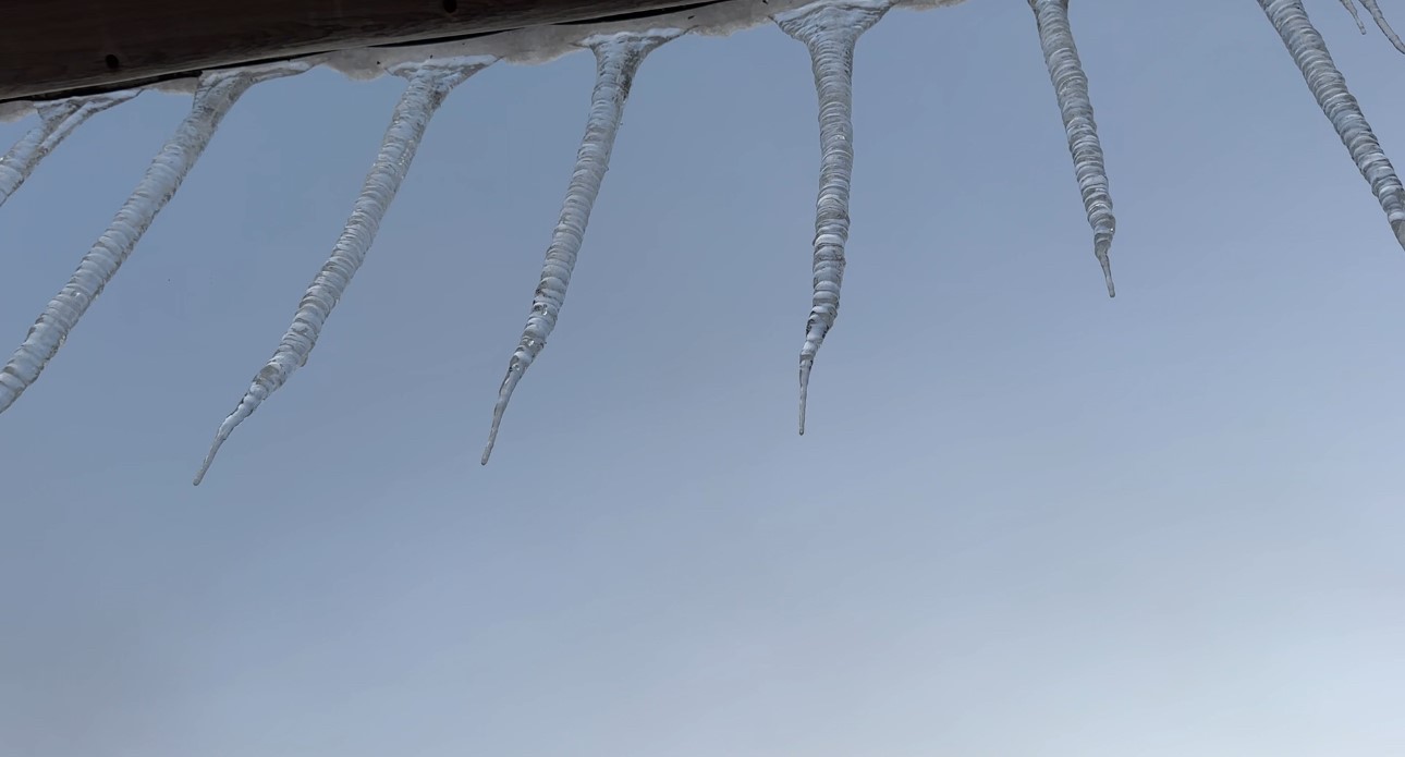 Yüksekova buz kesti: Araçlar dondu, buz sarkıtları yarım metreyi buldu
