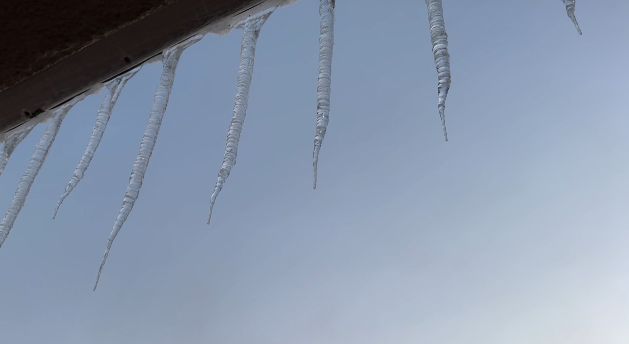 Yüksekova buz kesti: Araçlar dondu, buz sarkıtları yarım metreyi buldu
