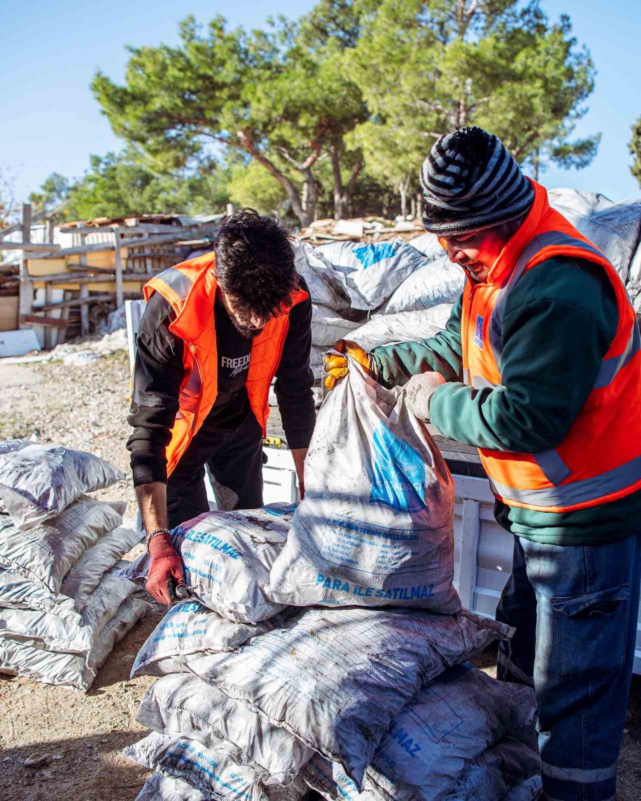 Kuşadası Belediyesi’nin yakacak yardımı başladı
