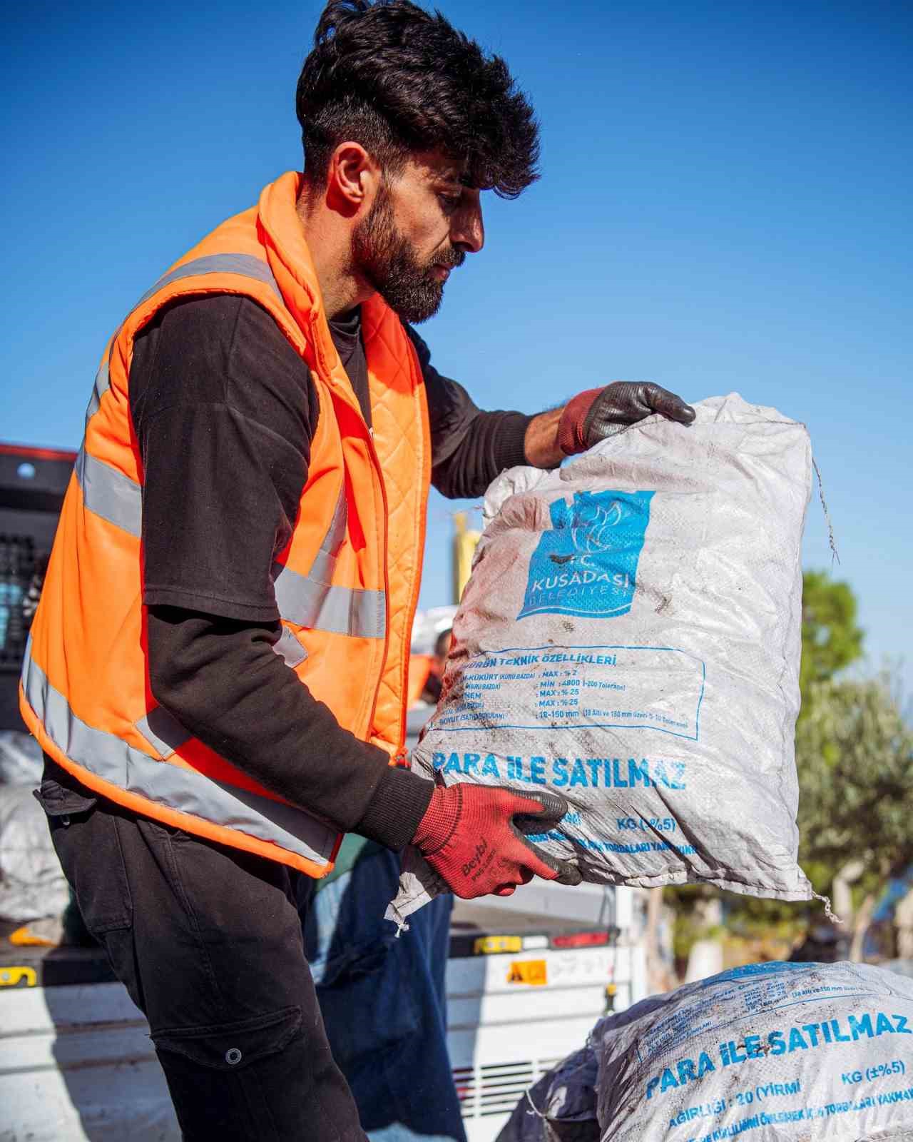 Kuşadası Belediyesi’nin yakacak yardımı başladı
