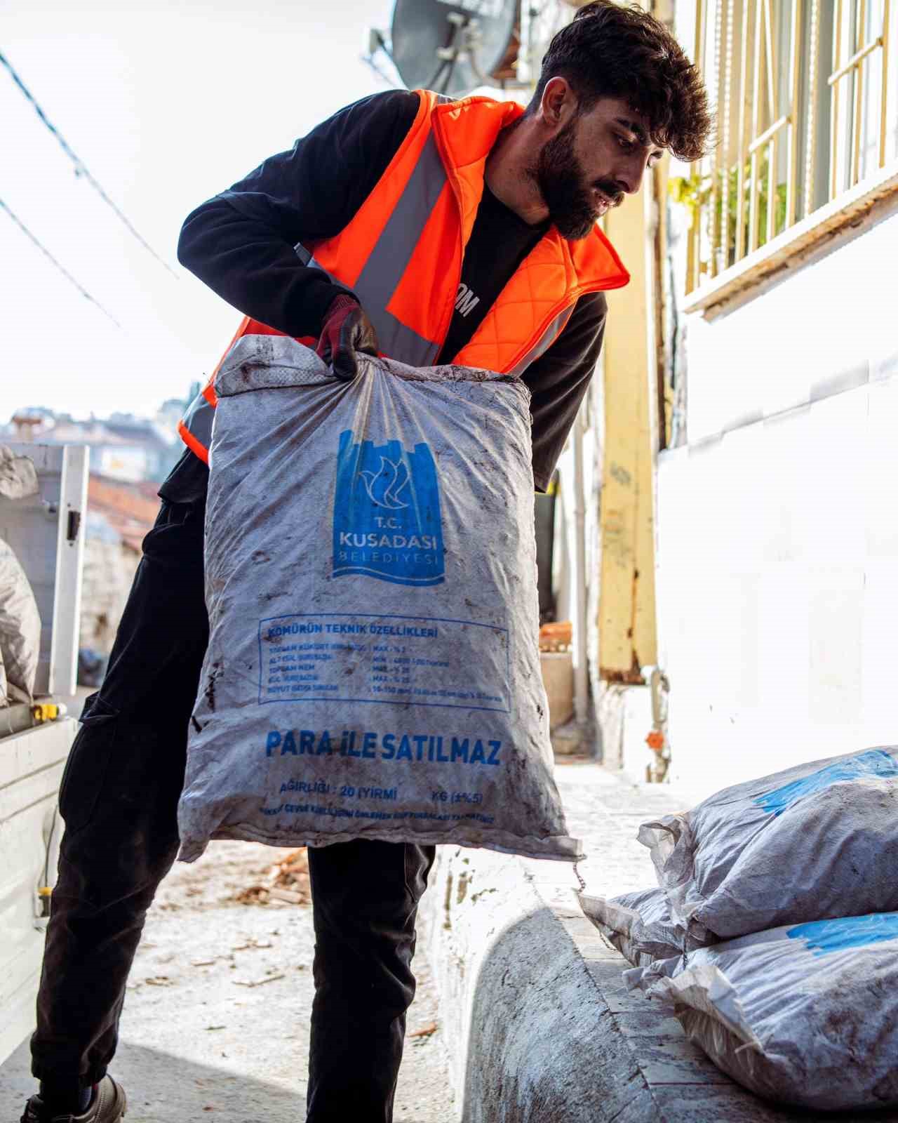 Kuşadası Belediyesi’nin yakacak yardımı başladı
