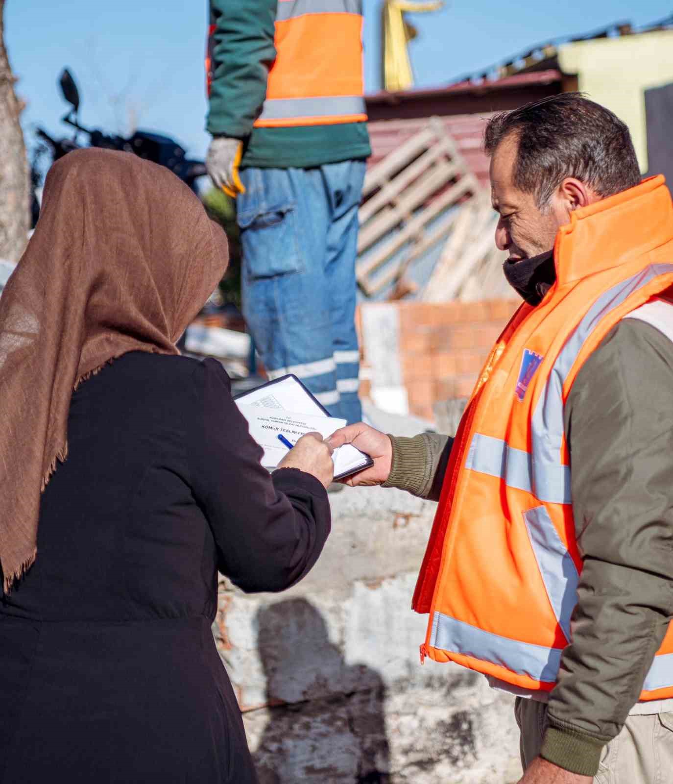 Kuşadası Belediyesi’nin yakacak yardımı başladı
