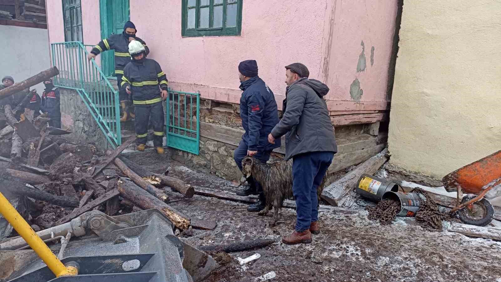 Kastamonu’da iki katlı ev küle döndü: Evdeki baba ve engelli oğlu aranıyor
