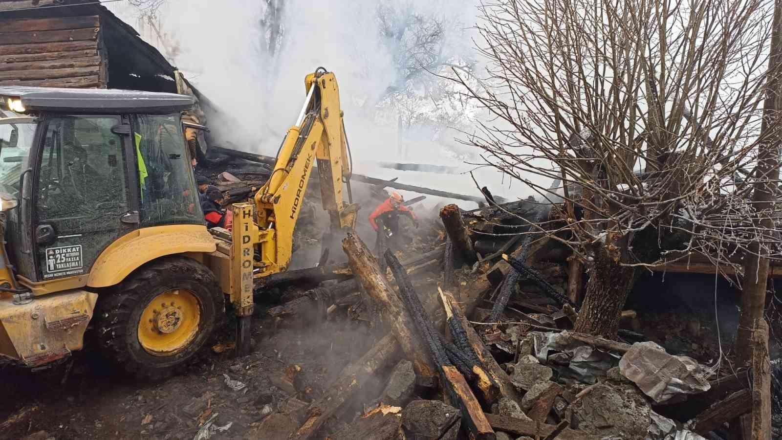 Kastamonu’da iki katlı ev küle döndü: Evdeki baba ve engelli oğlu aranıyor
