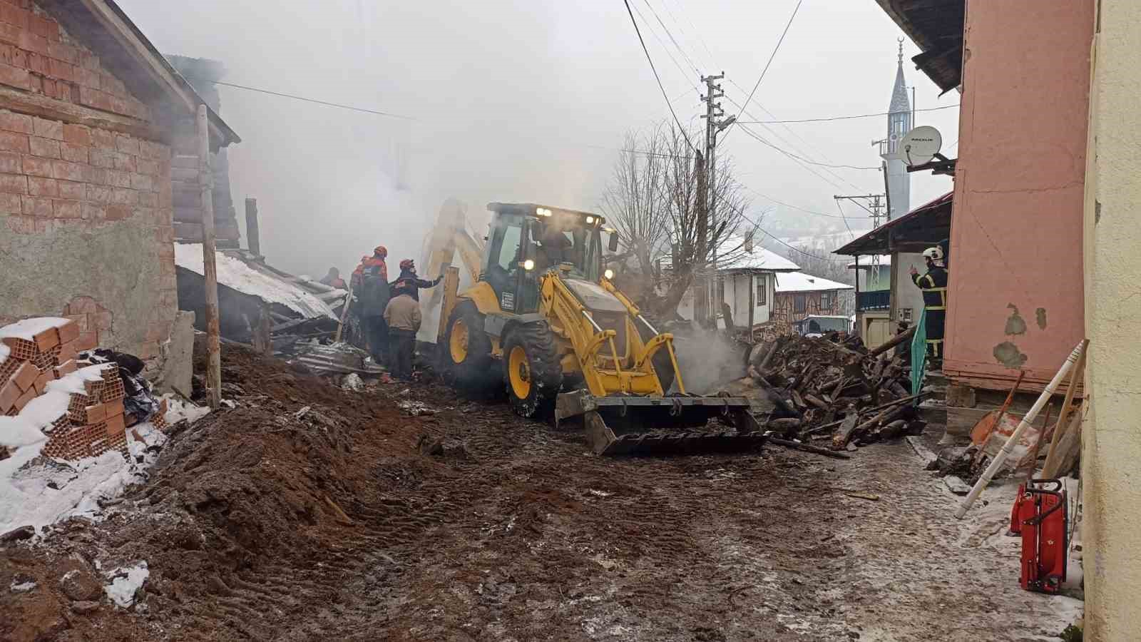 Kastamonu’da iki katlı ev küle döndü: Evdeki baba ve engelli oğlu aranıyor
