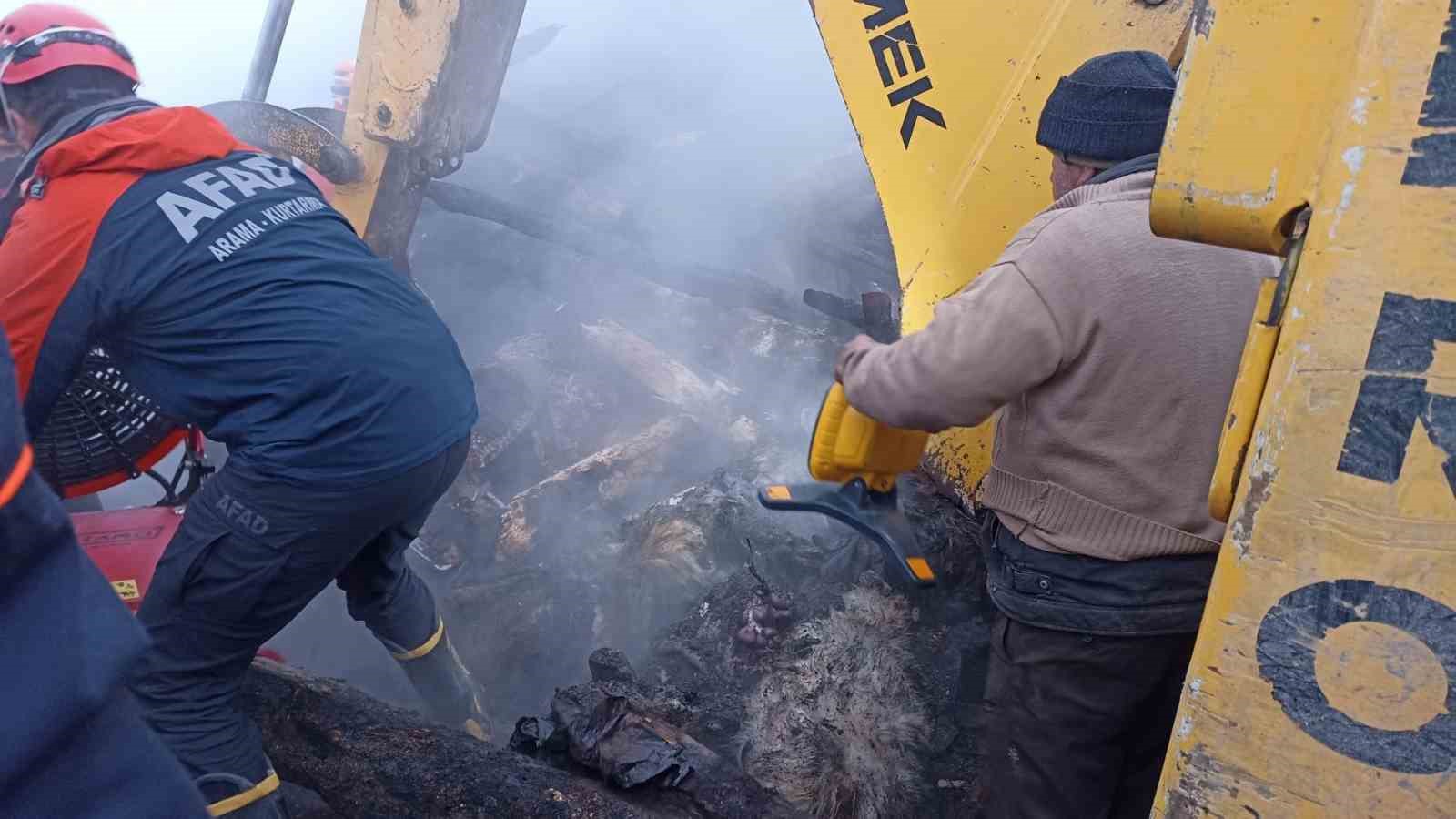 Kastamonu’da iki katlı ev küle döndü: Evdeki baba ve engelli oğlu aranıyor
