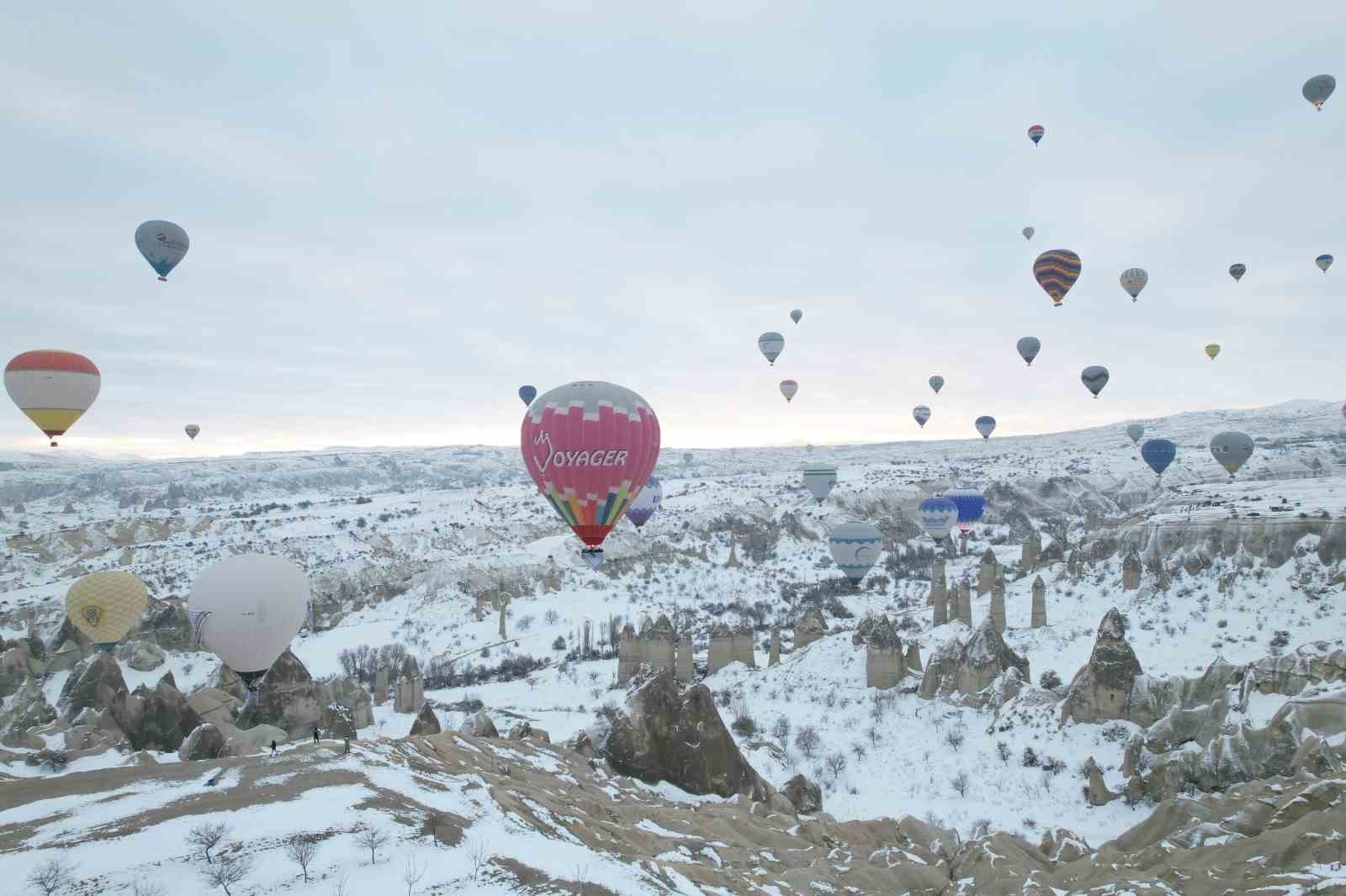 Kapadokya’da balonlar ‘barış’ için havalandı
