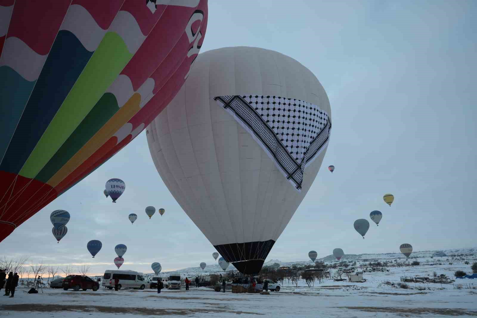 Kapadokya’da balonlar ‘barış’ için havalandı
