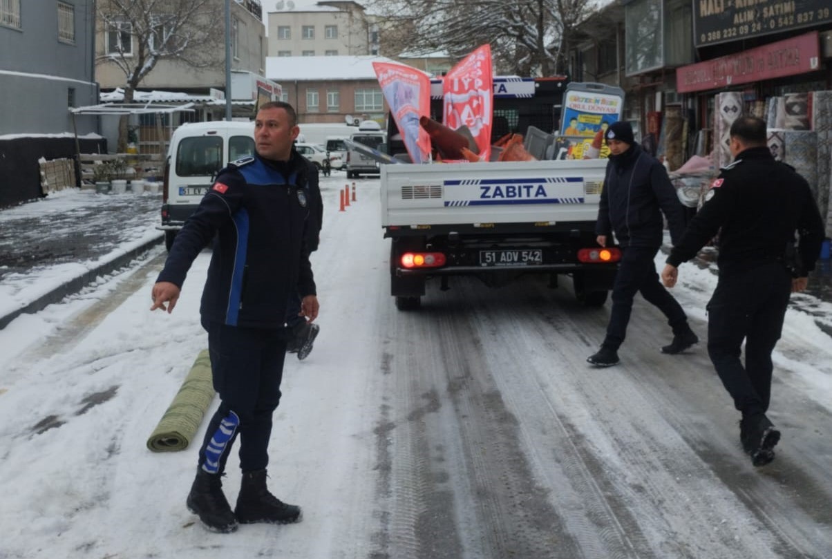 Niğde Belediyesi’nden kaldırım işgaline geçit yok
