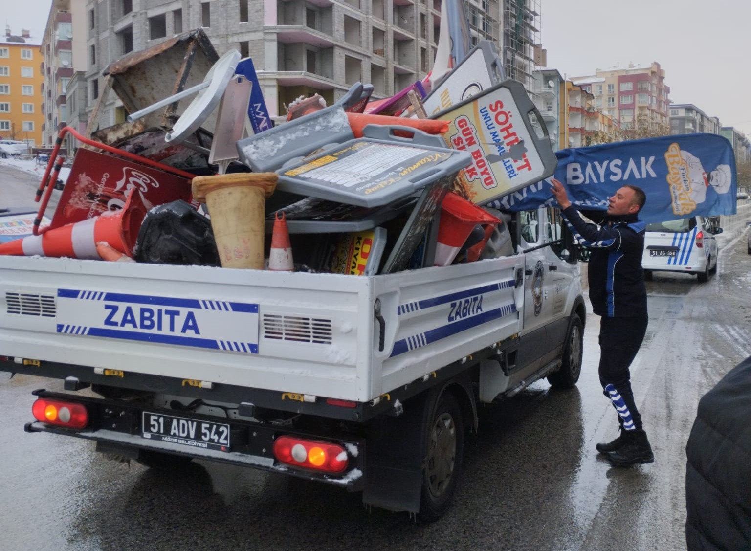 Niğde Belediyesi’nden kaldırım işgaline geçit yok
